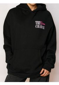 Sinsay - Bluza hoodie z nadrukiem na plecach - czarny. Kolor: czarny. Wzór: nadruk #1