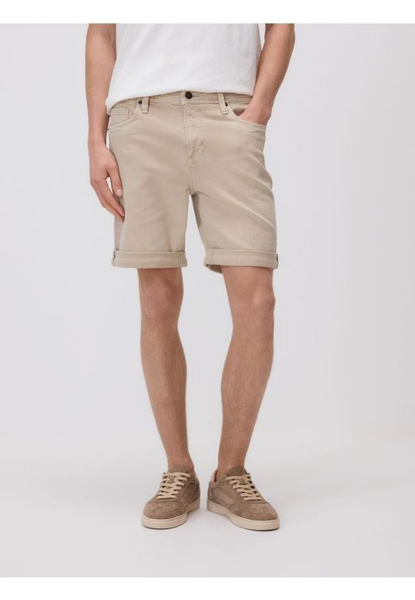 Reserved - Jeansowe szorty slim fit - beżowy. Kolor: beżowy. Materiał: jeans