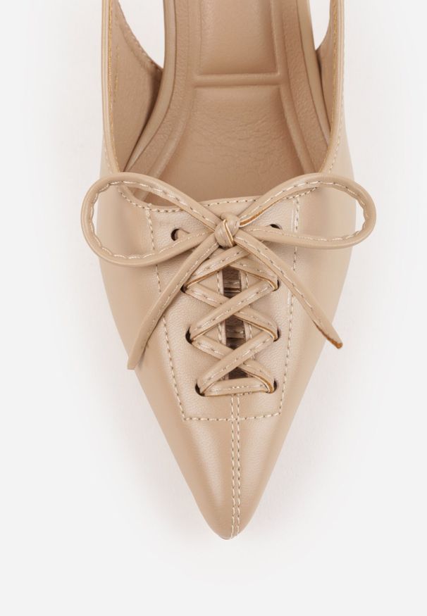 Born2be - Ciemnobeżowe Szpilki VICES z Odkrytą Piętą i Ozdobnym Gorsetowym Sznurowaniem Aziruna. Okazja: na co dzień, na spotkanie biznesowe, do pracy. Nosek buta: szpiczasty. Kolor: beżowy. Materiał: jeans. Obcas: na szpilce. Styl: casual, biznesowy, elegancki