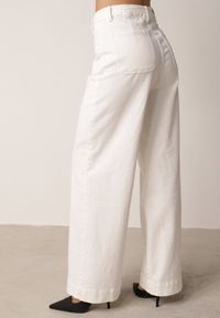 Born2be - Białe Szerokie Jeansy z Bawełny z Wysokim Stanem Jyneli. Okazja: na co dzień, do pracy. Stan: podwyższony. Kolor: biały. Długość: krótkie. Styl: casual, klasyczny, elegancki #6