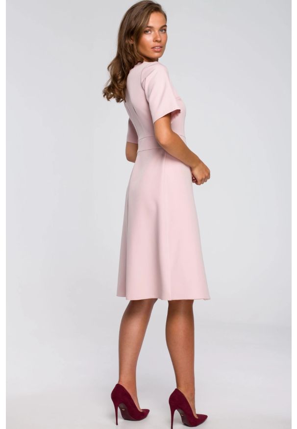 Stylove - Sukienka elegancka trapezowa różowa wizytowa. Okazja: na spotkanie biznesowe, do pracy, na komunię. Kolor: różowy. Typ sukienki: trapezowe, asymetryczne. Styl: elegancki, wizytowy