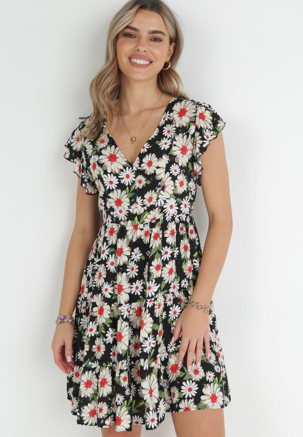 Born2be - Czarna Sukienka Mini z Wiskozy z Gumką w Pasie i Falbankami Nidi. Typ kołnierza: kołnierz z falbankami. Kolor: czarny. Materiał: wiskoza. Długość: mini