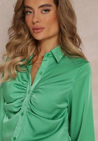 Renee - Zielona Marszczona Elegancka Koszula z Satyny Kaldei. Okazja: na co dzień. Kolor: zielony. Materiał: satyna. Styl: elegancki #2