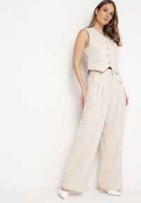 Born2be - Beżowe Eleganckie Spodnie w Garniturowym Stylu z Zakładkami Illthai. Kolor: beżowy. Styl: elegancki #3