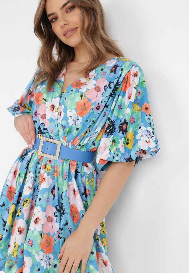 Born2be - Niebieska Sukienka z Paskiem Appialla. Typ kołnierza: dekolt kopertowy. Kolor: niebieski. Wzór: nadruk, aplikacja, kwiaty, kolorowy. Sezon: lato. Typ sukienki: kopertowe. Styl: elegancki, wizytowy. Długość: mini