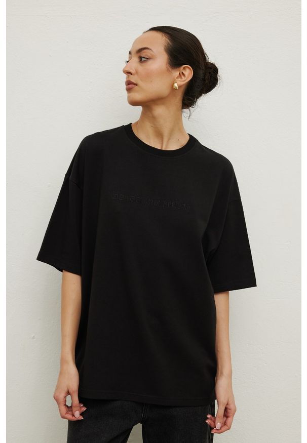 Marsala - Tshirt z HAFTEM w kolorze BLACK - ALLURE. Materiał: bawełna, dzianina, elastan. Wzór: haft. Styl: klasyczny, elegancki