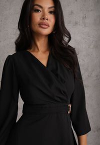 Renee - Czarna Elegancka Sukienka o Kopertowym Kroju Zdobiona Aplikacją w Talii Zilendra. Kolor: czarny. Wzór: aplikacja. Typ sukienki: kopertowe. Styl: elegancki #5