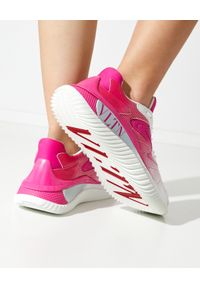VALENTINO - Różowe sneakersy Wade Runner VLTN. Nosek buta: okrągły. Kolor: różowy, wielokolorowy, fioletowy. Materiał: tkanina, guma