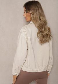 Renee - Jasnobeżowa Bawełniana Jeansowa Kurtka z Guzikami Avieria. Okazja: do pracy. Kolor: beżowy. Materiał: bawełna, jeans. Długość rękawa: długi rękaw. Długość: długie. Styl: wizytowy, elegancki #5