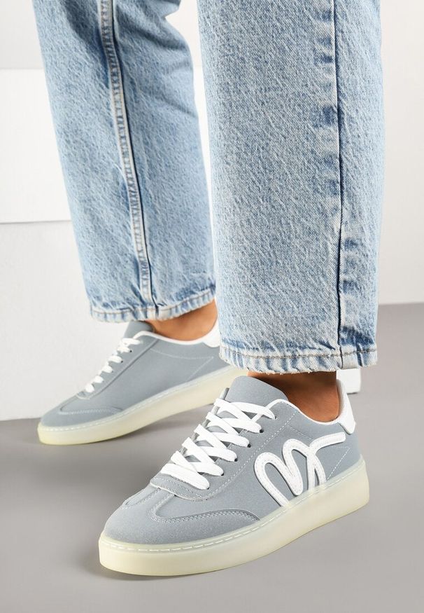 Renee - Niebieskie Sneakersy Kultowe Tenisówki Zdobione Abstrakcyjną Aplikacją Fendiva. Okazja: na co dzień. Zapięcie: sznurówki. Kolor: niebieski. Materiał: jeans. Wzór: aplikacja