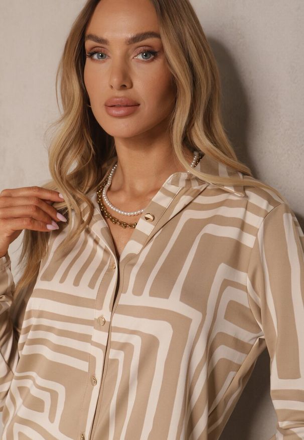 Renee - Beżowa Koszula z Wiskozą i Geometrycznym Motywem Ulselia. Okazja: na co dzień, na spotkanie biznesowe. Kolor: beżowy. Materiał: wiskoza. Wzór: geometria. Styl: biznesowy, casual