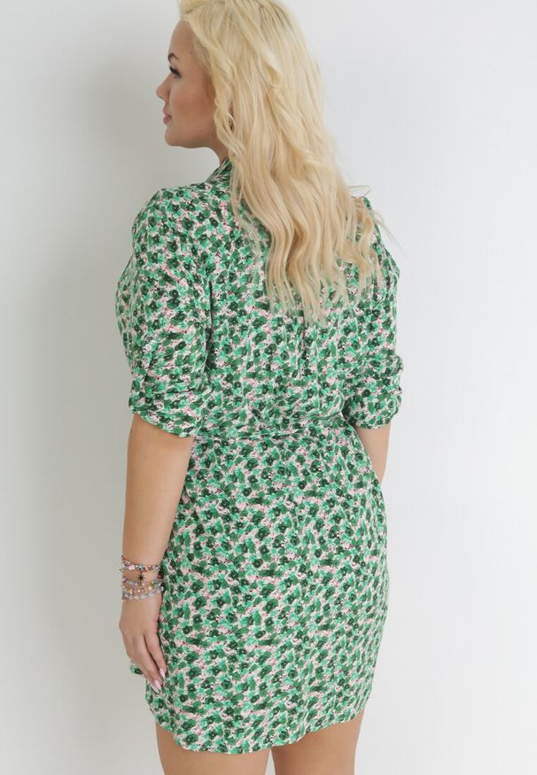 Born2be - Zielona Koszulowa Sukienka Mini w Kwiaty z Materiałowym Paskiem i Podpinanymi Rękawami Isamone. Kolekcja: plus size. Kolor: zielony. Materiał: materiał. Wzór: kwiaty. Sezon: lato, wiosna. Typ sukienki: koszulowe. Długość: mini