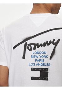 Tommy Jeans T-Shirt Graffiti Sig DM0DM18529 Biały Regular Fit. Kolor: biały. Materiał: bawełna #4