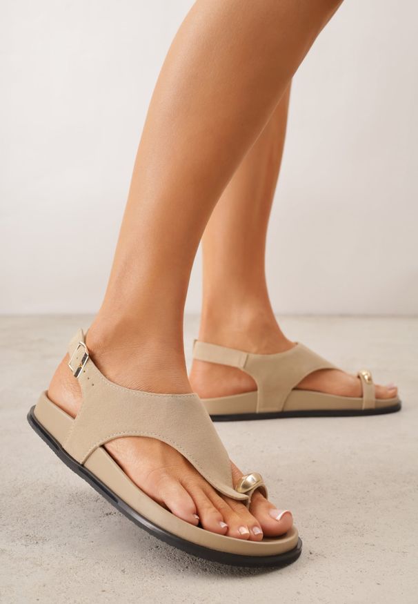 Renee - Beżowe Sandały z Ozdobnym Paskiem na Palec i Metaliczną Ozdobą Brizesh. Okazja: na co dzień. Zapięcie: pasek. Kolor: beżowy. Materiał: len. Wzór: aplikacja. Sezon: lato. Styl: casual