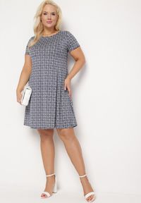 Born2be - Granatowa Wiskozowa Sukienka w Mozaikowy Wzór o Rozkloszowanym Kroju Faellina. Kolor: niebieski. Materiał: wiskoza. Sezon: lato #3