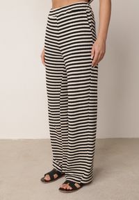 Born2be - Beżowo-Czarny Dzianinowy Komplet z Bawełną Ozdobiony Wzorem w Paski Spodnie i Bluzka Amiphisia. Kolor: beżowy. Materiał: bawełna, dzianina. Wzór: paski, aplikacja #2