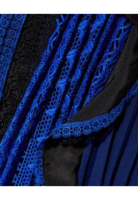 SELF PORTRAIT - Sukienka z geometryczną koronką. Kolor: czarny. Materiał: koronka. Wzór: geometria, koronka. Typ sukienki: plisowane, rozkloszowane. Długość: mini #3