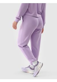 4f - Spodnie dresowe joggery z dodatkiem modalu damskie - jasny fiolet. Kolor: fioletowy. Materiał: dresówka. Wzór: ze splotem, gładki. Sezon: lato