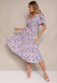 Renee - Różowa Sukienka z Plisami w Kwiecisty Print o Rozkloszowanym Kroju Lanelin. Kolor: różowy. Długość rękawa: krótki rękaw. Wzór: nadruk. Sezon: lato, wiosna. Typ sukienki: rozkloszowane #4