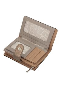 Portfel damski Anekke, z dekoracyjnym nadrukiem i metalowym logo zamykany na klapę wyposażony w przegrody na banknoty kieszeń na monety oraz liczne m. Kolor: brązowy. Wzór: nadruk #6