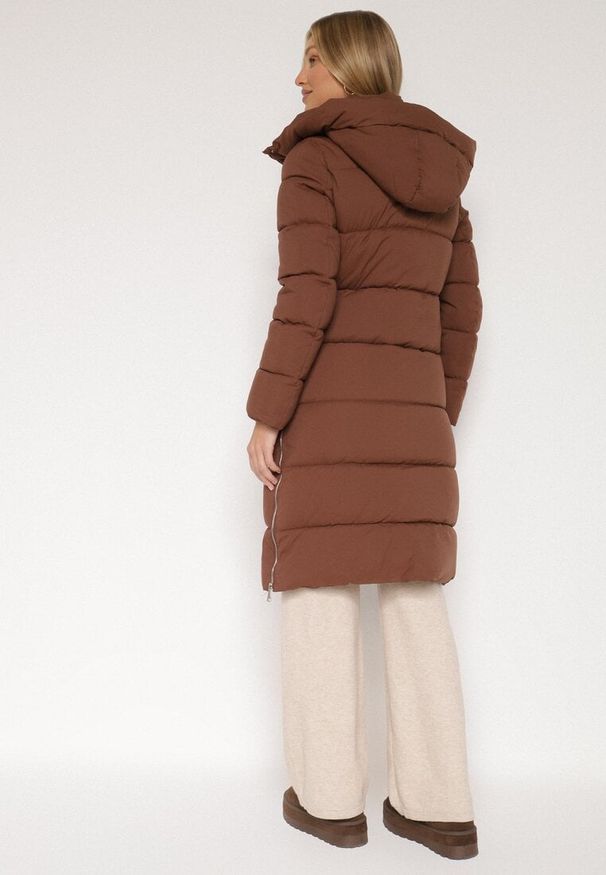 Born2be - Brązowa Pikowana Kurtka z Odpinanym Kapturem Ozdobiona Suwakami Zairens. Okazja: na spacer, na co dzień. Kolor: brązowy. Materiał: dzianina, jeans. Wzór: aplikacja. Styl: casual