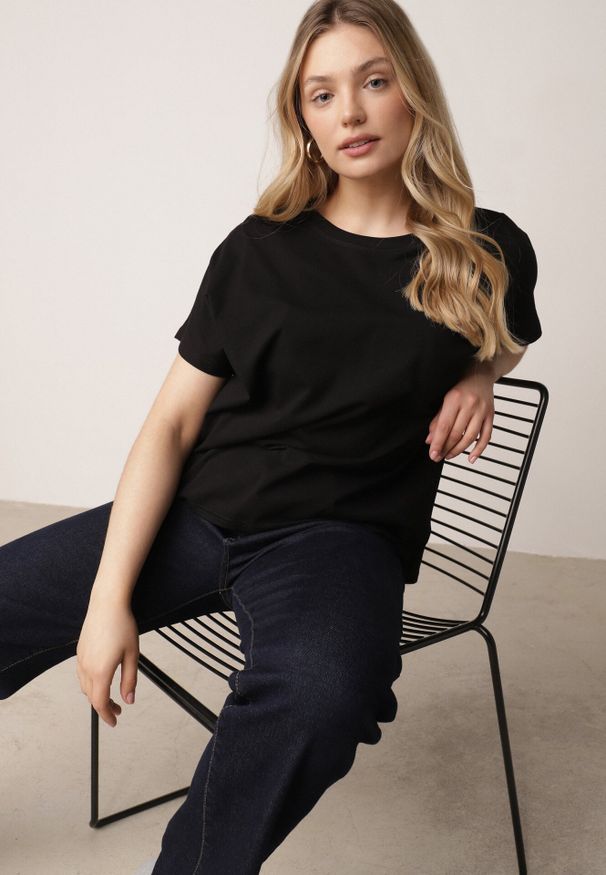 Born2be - Czarny T-shirt Bawełniany Klasyczny o Fasonie Oversize z Dłuższym Tyłem Nemedora. Okazja: na co dzień. Kolor: czarny. Materiał: bawełna. Długość: długie. Styl: klasyczny
