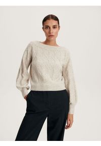 Reserved - Sweter z ozdobnym splotem - beżowy. Kolor: beżowy. Materiał: włókno, dzianina. Wzór: ze splotem