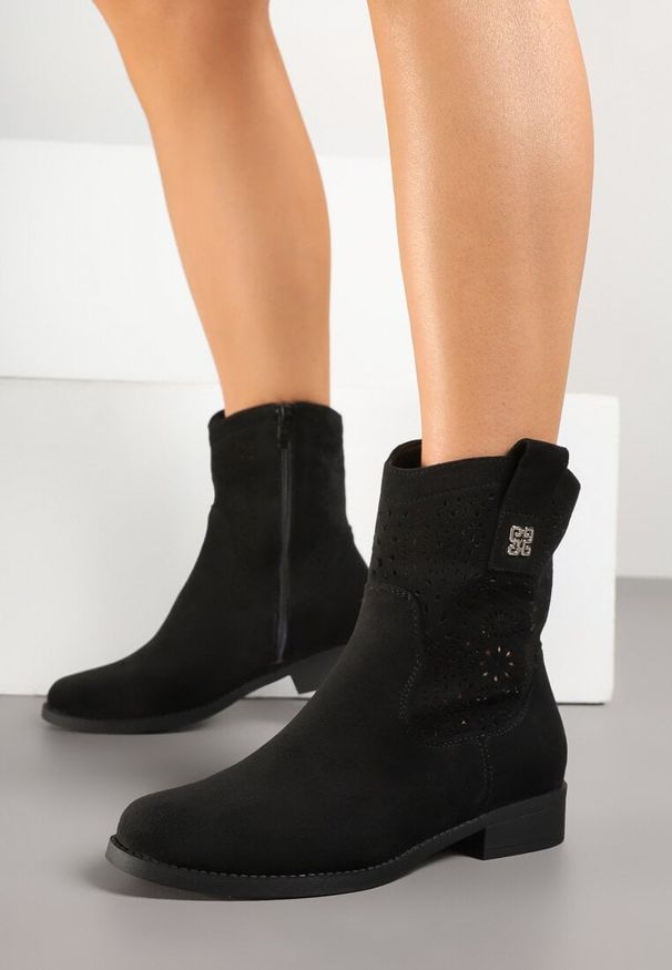 Born2be - Czarne Botki w Stylu Kowbojek z Ażurowymi Wycięciami Efadriana. Kolor: czarny. Wzór: ażurowy