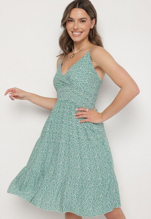 Born2be - Zielona Bawełniana Sukienka o Rozkloszowanym Kroju na Ramiączkach w Kwiatowy Wzór Mirindra. Okazja: na spacer. Typ kołnierza: dekolt w kształcie V. Kolor: zielony. Materiał: bawełna. Długość rękawa: na ramiączkach. Wzór: kwiaty. Sezon: lato. Styl: klasyczny