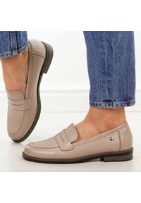 Beżowe skórzane mokasyny damskie Vinceza 18131. Okazja: na co dzień, na spacer. Nosek buta: okrągły. Kolor: beżowy. Materiał: skóra. Szerokość cholewki: normalna. Sezon: wiosna, lato, jesień. Styl: casual, klasyczny, elegancki #1