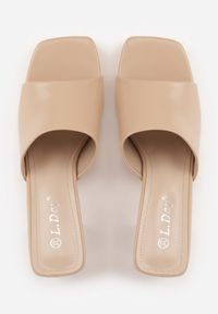 Renee - Ciemnobeżowe Eleganckie Klapki na Słupku z Otwartym Noskiem Kwadratowym Hippeis. Okazja: na co dzień. Nosek buta: otwarty. Kolor: beżowy. Materiał: jeans. Obcas: na słupku. Styl: elegancki. Wysokość obcasa: średni #7