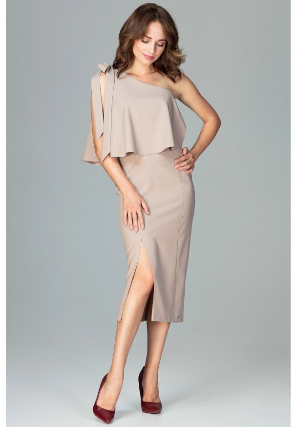 Sukienki.shop - Koktajlowa ołówkowa sukienka na jedno ramię z falbaną beżowa. Okazja: na randkę, na ślub cywilny, na wesele. Kolor: beżowy. Typ sukienki: ołówkowe. Styl: wizytowy