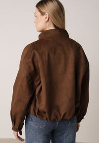 Born2be - Brązowa Kurtka w Stylu Bomberki z Ozdobnymi Guzikami Polimi. Okazja: na co dzień. Kolor: brązowy. Materiał: jeans. Styl: casual #4