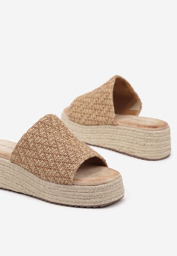 Renee - Brązowe Plecione Klapki na Koturnie Celiora. Okazja: na co dzień. Kolor: brązowy. Materiał: len, jeans. Wzór: aplikacja. Obcas: na koturnie. Styl: elegancki, casual