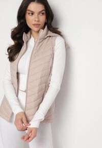 Born2be - Ciemnobeżowa Pikowana Kamizelka z Odpinanym Kapturem i Kieszeniami Ninallia. Okazja: na co dzień. Kolor: beżowy. Materiał: jeans. Styl: sportowy, casual, elegancki #7