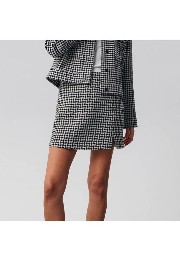 Sinsay - Spódnica mini z rozcięciem - Czarny. Kolor: czarny