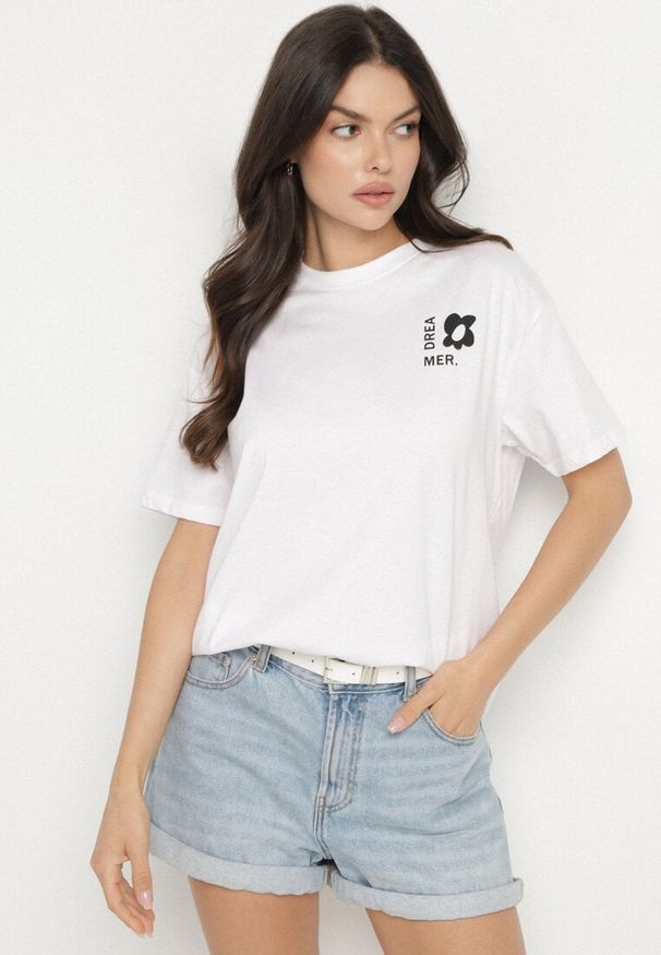 Born2be - Biało-Niebieski Bawełniany T-shirt z Napisami Hallena. Okazja: na co dzień, na spotkanie biznesowe. Kolor: biały. Materiał: bawełna. Wzór: napisy. Styl: klasyczny, elegancki, biznesowy, casual