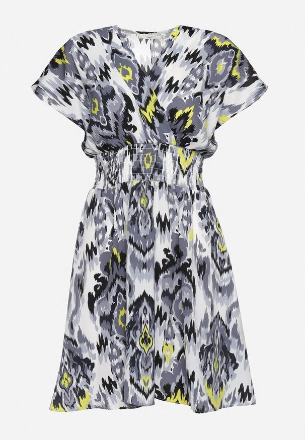 Born2be - Czarno-Biała Sukienka Rozkloszowana z Kopertowym Dekoltem i Gumką w Pasie Emrra. Okazja: na plażę, na co dzień. Typ kołnierza: dekolt kopertowy. Kolor: czarny. Materiał: tkanina. Sezon: lato. Typ sukienki: kopertowe. Styl: casual