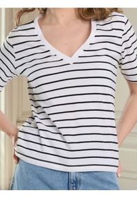 Sinsay - Bawełniana koszulka z dekoltem V - wielobarwny. Materiał: bawełna #1