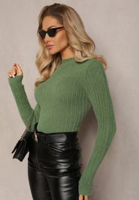 Renee - Zielony Prążkowany Sweter z Wełną i Dłuższym Włosiem Izarina. Kolor: zielony. Materiał: wełna, prążkowany. Długość: długie #4