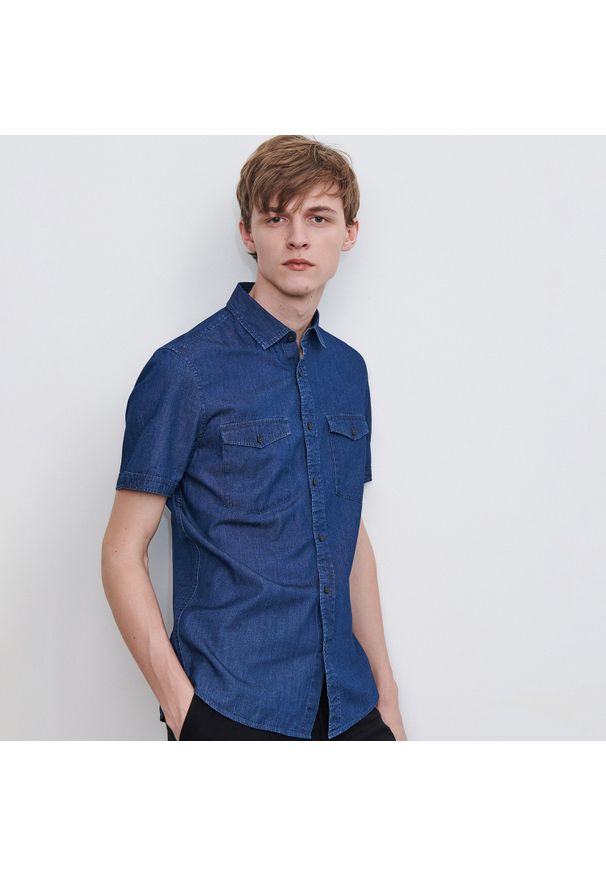 Reserved - Jeansowa koszula slim fit - Granatowy. Kolor: niebieski. Materiał: jeans