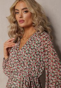 Renee - Zielono-Czerwona Sukienka Kopertowa z Falbanką i Wiązanym Paskiem Gjerana. Okazja: na co dzień, na spacer. Kolor: zielony. Długość rękawa: długi rękaw. Typ sukienki: kopertowe. Styl: klasyczny, casual, elegancki #3