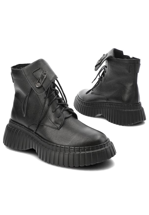 Czarne Botki Armodo Eleganckie Obuwie Damskie Z Broszką. Okazja: na co dzień. Zapięcie: klamry. Kolor: czarny. Materiał: skóra. Szerokość cholewki: normalna. Styl: elegancki