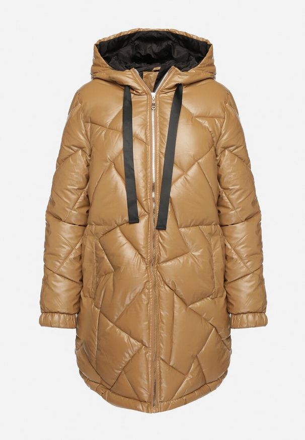 Born2be - Jasnobrązowa Długa Pikowana Kurtka z Kapturem i Ściąganymi Sznurkami Norezi. Okazja: na co dzień. Typ kołnierza: kaptur. Kolor: brązowy. Materiał: jeans. Długość: długie. Wzór: aplikacja. Sezon: zima. Styl: casual, elegancki