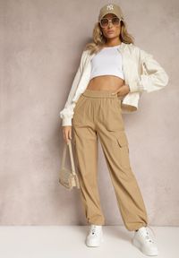 Renee - Beżowe Spodnie Spadochronowe z Wysokim Stanem i Kieszeniami z Klapami Nymfa. Okazja: na co dzień. Stan: podwyższony. Kolor: beżowy. Wzór: aplikacja. Styl: casual #3