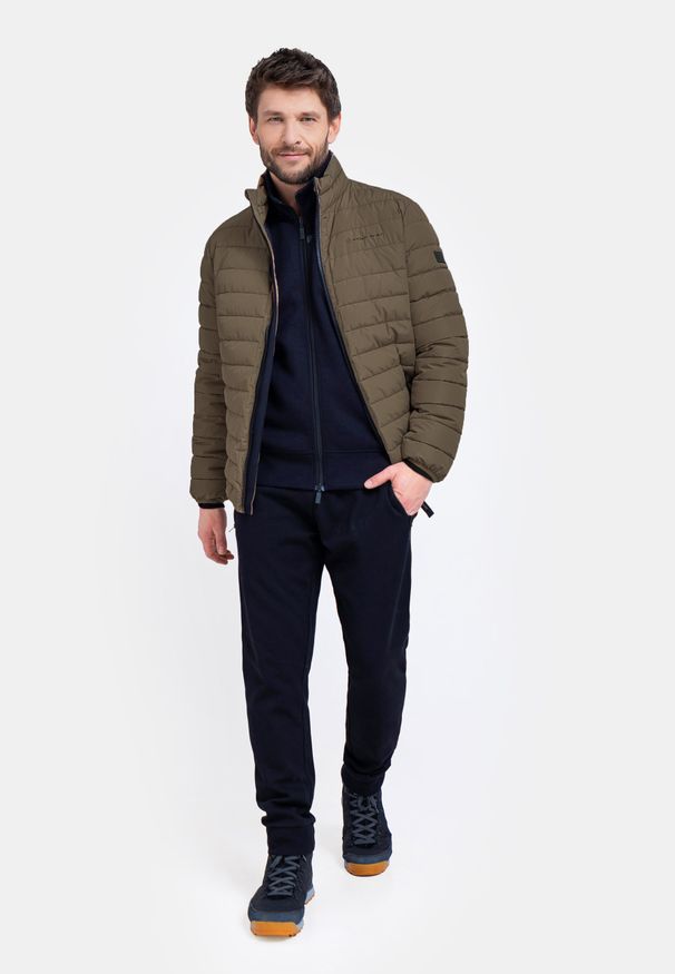 Volcano - Pikowana kurtka z wypełnieniem Sorona J-BENZ. Okazja: na co dzień. Typ kołnierza: kołnierzyk stójkowy. Kolor: brązowy. Materiał: materiał, włókno, dzianina. Długość: krótkie. Wzór: napisy. Styl: casual