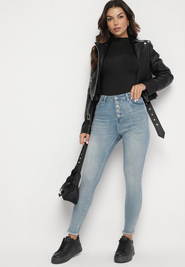 Born2be - Niebieskie Jeansy Skinny z Postrzępionymi Nogawkami Odettema. Okazja: na co dzień. Kolor: niebieski. Styl: casual, elegancki
