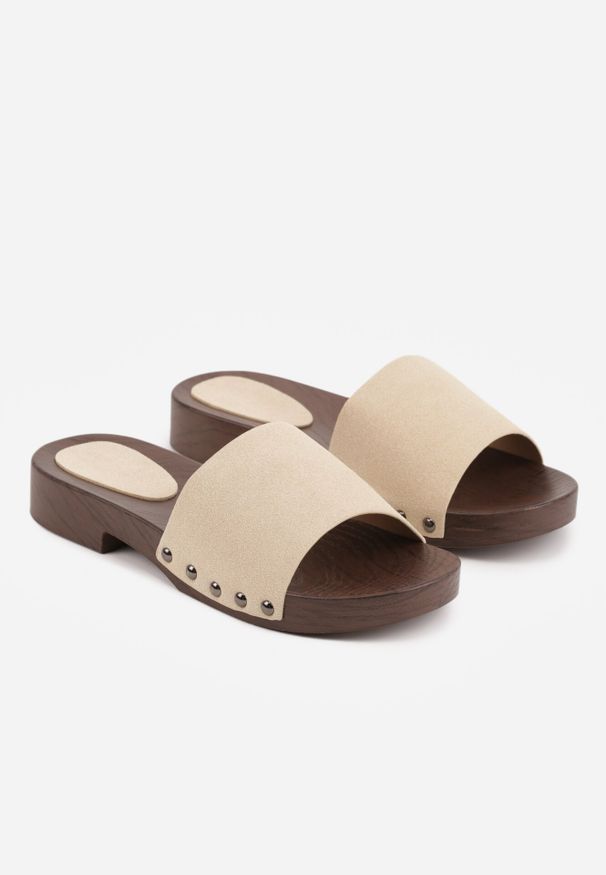 Born2be - Beżowe Klapki Ozdobione Nitami Thronisei. Okazja: na co dzień. Kolor: beżowy. Materiał: jeans. Wzór: aplikacja. Styl: casual