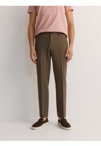 Reserved - Spodnie chino slim z wiskozą - brązowy. Kolor: brązowy. Materiał: wiskoza