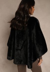 Renee - Czarne Futerkowe Ponczo Ozdobione Paskiem Monareva. Okazja: na co dzień. Kolor: czarny. Materiał: jeans. Wzór: aplikacja. Styl: casual, elegancki #5